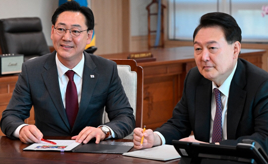 김대남(왼쪽) 현 서울보증보험 상근감사위원은 국민의힘 제22대 총선 경기 용인갑 예비후보 출마 당시, 대통령실 시민사회수석실 선임행정관 시절 윤석열 대통령과 함께 있는 사진을 선거운동에 활용하며 자신을 '대통령실 출신'으로 강조했다. 김 감사는 이원모 전 대통령실 인사비서관이 용인갑 후보로 전략공천되자, 이후 '지지선언'을 하며 예비후보직 사퇴를 알렸고 8월초 현 직책에 임명됐다.<김대남 전 대통령실 선임행정관 페이스북 사진 갈무리>